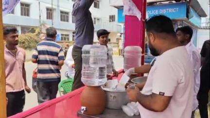 কাকদ্বীপ: সুন্দরবন সাংগঠনিক জেলার তৃণমূল কংগ্রেসের ছাত্র পরিষদের পক্ষ থেকে জলছত্র আয়োজন করা হয় কাকদ্বীপে