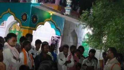 ఎమ్మిగనూరు: గోనెగండ్ల మండలంలో సైబర్ నేరగాలపై గ్రామస్తులకు అవగాహన తెలిపిన సీఐ విజయభాస్కర్