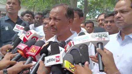 ଦିଗପହଣ୍ଡି: ୪ ବର୍ଷର ଝିଅକୁ ଦୁଷ୍କର୍ମ ଓ ହତ୍ୟା ଘଟଣା, ଖଲିଗିଂ ଠାରେ ପହଞ୍ଚି ମୃତ ପିଡିତାଙ୍କ ପରିବାରକୁ ଭେଟି ପ୍ରତିକ୍ରିୟା ରଖିଲେ ମନ୍ତ୍ରୀ