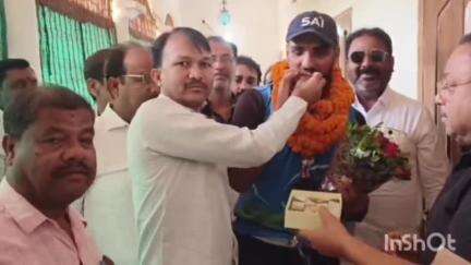 गढ़वा: विधायक अनंत प्रताप देव ने भारतीय ट्रैक साइकलिंग खिलाड़ी आमिर रेयाज को किया सम्मानित