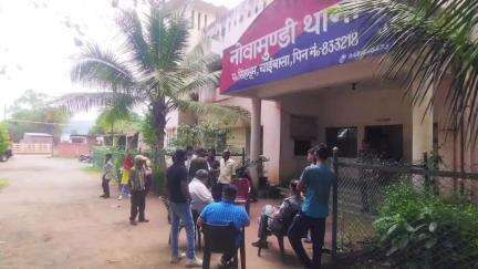 नोआमुंडी: नोवामुंडी थाना में ट्रक से प्रभावित ग्रामीणों ने प्रशासन और ट्रक मालिक के साथ बैठक की