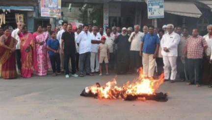 మచిలీపట్నం: చల్లపల్లిలో అఖిలపక్ష, ప్రజాసంఘాల ఆధ్వర్యంలో వినూత్నరీతిలో నిరసన వ్యక్తం