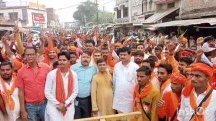 नानपारा: नानपारा में विश्व हिंदू परिषद और दुर्गा वाहिनी द्वारा त्रिशूल दीक्षा कार्यक्रम आयोजित, मृतकों को दी गई दो श्रद्धांजलि