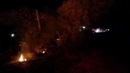 गरौठा: ग्राम मडोरी में अज्ञात कारणों से गेहूं की पराली में लगी आग, पराली व हरे-भरे पेड़ जलकर हुए राख