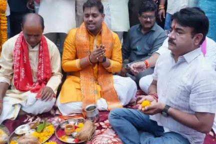 उदयपुरा: बोरास नर्मदा तट पर श्री राम महायज्ञ का शुभारंभ, मंत्री नरेंद्र शिवाजी पटेल ने की पूजा-पाठ