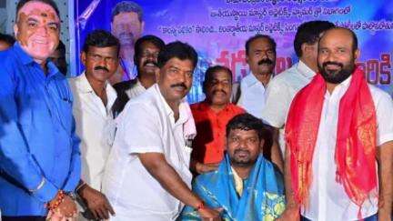 హుజూరాబాద్: అంతర్జాతీయ మాస్టర్ అథ్లెటిక్స్ పోటీలకు ఎంపికైన చెల్పూర్ గ్రామానికి చెందిన రఘును ఘనంగా సన్మానించిన స్థానికులు