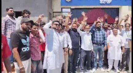 ਬਟਾਲਾ: ਮਸੀਹ ਭਾਈਚਾਰੇ ਨੇ ਬਟਾਲਾ ਅੰਦਰ ਰੈਪਰ ਬਾਦਸ਼ਾਹ ਦੇ ਖਿਲਾਫ ਕੀਤਾ  ਪ੍ਰਦਰਸ਼ਨ , ਗਾਣੇ ਵਿੱਚ ਧਾਰਮਿਕ ਭਾਵਨਾਵਾਂ ਨੂੰ ਠੇਸ ਪਹੁੰਚਾਉਣ ਦੇ ਲਗਾਏ ਆਰੋਪ
