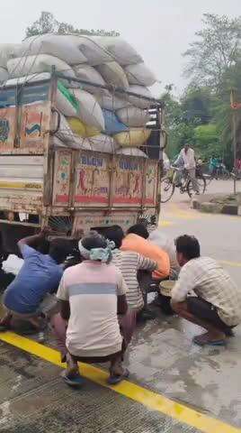 धालभूमगढ़: धालभूमगढ़ थाना क्षेत्र के भट्टीसाल चौक के पास ट्रक में लगी आग, स्थानीय लोगों ने आग बुझाई
