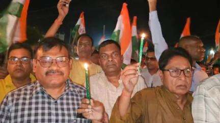 गोमिया: पहलगाम आतंकी हमले के विरोध में मेलाटाँड़ में दुर्गा मंदिर से तेनूचौक तक कैंडल मार्च निकाला गया, पूर्व विधायक शामिल