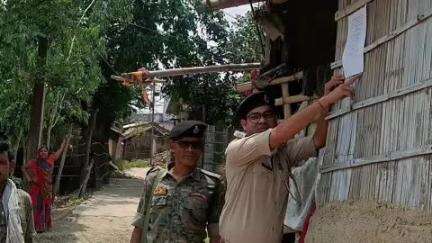 परिहार: मझौरा गांव में डकैती कांड के फरार आरोपी के घर पुलिस ने चिपकाए नोटिस