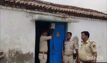 टिकारी: बोहिया में आर्म्स एक्ट के वांछित के घर झारखंड के बासल थाना से आई पुलिस ने इश्तेहार चिपकाया, अलीपुर SHO रहे मौजूद