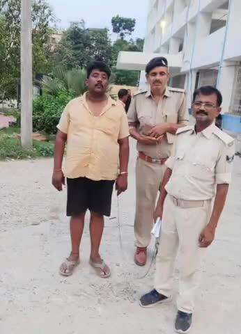 धमदाहा: भवानीपुर पुलिस ने कुख्यात शराब माफिया को विदेशी शराब के साथ किया गिरफ्तार