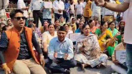 नरेन्द्रनगर: सिंगटाली में पुल बनाने की मांग को लेकर जन आंदोलन में उमड़ा जन सैलाब, SDM भी मौके पर पहुंचे