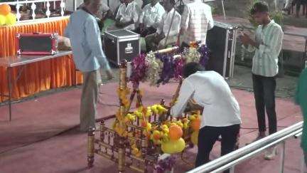 नगर: केडगाव येथे श्रीकृष्ण लीला कथा कार्यक्रमात दीड हजार भाविकांची उपस्थिती