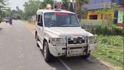 কেতুগ্রাম ১: দুর্ঘটনা এড়াতে মাঠ থেকে ওঠা গাড়ির চাকা পরিস্কার করে রাস্তায় জলওঠার পরামর্শ দিল কেতুগ্রাম থানার পুলিশ