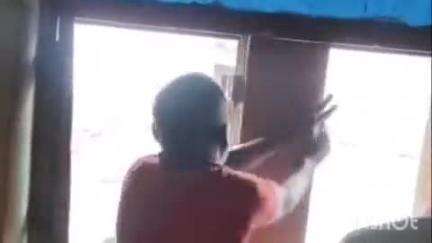 नौहट्टा: नवहट्टा थाना क्षेत्र के खड़का तेलवा वार्ड पांच में फरारी वारंटी के घर पुलिस ने की कुर्की-जप्ती