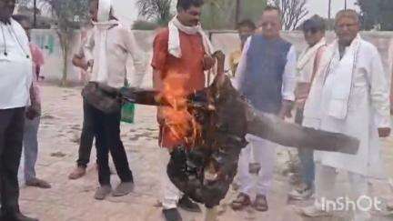 रायपुर कर्चुलियान: पहलगाम हिंसा के विरोध में सड़क पर उतरे लोग, गांव-गांव में निंदा, प्रदर्शन में 'पाकिस्तान मुर्दाबाद' के नारे