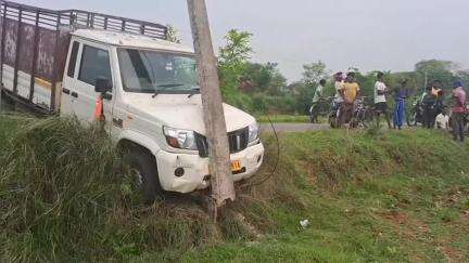 মানবাজার ১: মানবাজারে নিয়ন্ত্রণ হারিয়ে পিকআপ ভ্যানের ধাক্কায় ভাঙলো ১১ হাজার ভোল্টের বৈদ্যুতিক খুঁটি