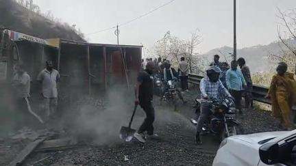 बिलासपुर सदर: बिलासपुर एम्स के पास सड़क पर पलटा ट्राला, सड़क मार्ग बंद, छोटी गाड़ियां रिस्क पर निकल रही हैं