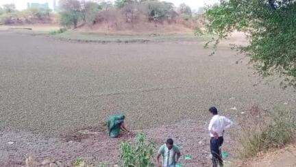 વાલિયા: નગરના કમળા માતાજીના તળાવને ઊંડા કરવાની કામગીરીનો પ્રારંભ કરવામાં આવ્યો
