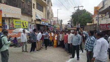 మాజీ మంత్రి యనమల రామకృష్ణుడు రుణం తీర్చుకోలేనిది: మున్సిపల్ ఛైర్ పర్సన్ నార్ల భువన రత్నాజీ వెల్లడి