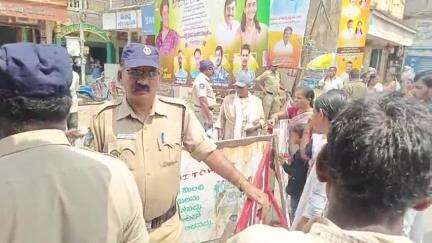 తునిలో 144 సెక్షన్ అమలు, అవాంఛనీయ ఘటనలు జరగకుండా పర్యవేక్షిస్తున్న పెద్దాపురం డీఎస్పీ శ్రీహరిరాజు