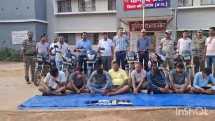 केशकाल: धनोरा थाना पुलिस ने करमरी जंगल में जुआ खेल रहे 8 जुआरियों को धर दबोचा, 6 बाइक, 8 मोबाइल फोन और नगदी ज़ब्त