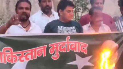 नारनौल: पहलगाम आतंकी हमले में मारे गए निर्दोषों की हत्या के विरोध में नारनौल में पाकिस्तान का बैनर जलाया गया