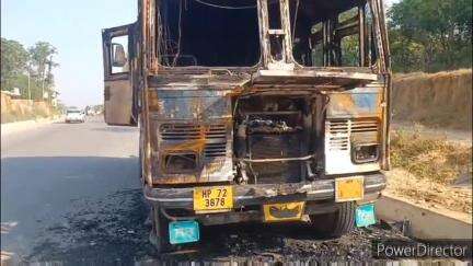 नादौन: नादौन से हमीरपुर फोरलेन पर रविवार रात ट्रक की बैटरी फटने से जल केबिन, ट्रक चालक ने बड़ी मुश्किल से बचाई जान