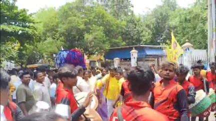 విశాఖపట్నం: విశాఖ మేయర్ గా పీలా శ్రీనివాసరావు ప్రమాణస్వీకారం. జీవీఎంసీ వద్ద సంబరాలు.. జరుపుకున్న పార్టీ శ్రేణులు