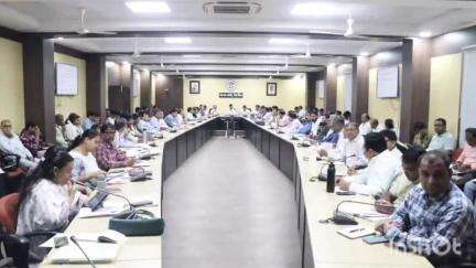 त्योंदा: सीएम हेल्पलाइन शिकायतों का समयबद्ध निराकरण सुनिश्चित करने के लिए कलेक्टर ने अधिकारियों को निर्देश दिए