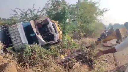 ఎమ్మిగనూరు: పెద్దకడబూరు మండలం హనుమాపురం సమీపంలో ఆటోను బొలెరో ఢీకొనింది పలువురికి తీవ్ర గాయాలు  ఎమ్మిగనూరు ఆస్పత్రికి తరలింపు