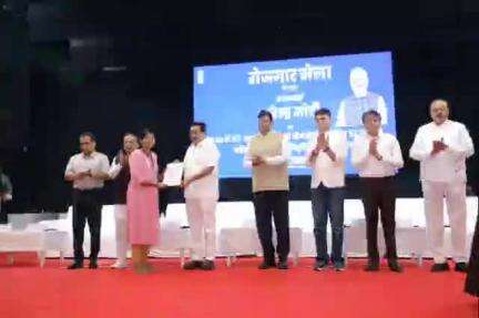 सूरत- गुजरात में रोज़गार मेला 2025, केंद्रीय जल शक्ति मंत्री माननीय श्री सी. आर. पाटिल जी, मुख्य अतिथि के उपस्थिति में संपन्न हुआ। मुख्य अतिथि ने केंद्र सरकार के  विभागों के उम्मीदवारों को उनके नियुक्ति पत्र प्रदान किये ।