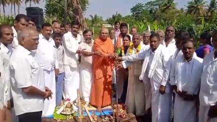 ಚಾಮರಾಜನಗರ: ನಗರದ ಕರಿನಂಜನಪುರ ಬಡಾವಣೆಯಲ್ಲಿ 
ಶ್ರೀಮಂಟೇಸ್ವಾಮಿ ದೇವಸ್ಥಾನದ ಗುದ್ದಲಿ ಪೂಜೆ ನೇರವೇರಿಸಿದ, ಹರವೆ ಮಠದ ಸರ್ಪಭೂಷಣ ಸ್ವಾಮಿಜಿ