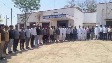 सीमलवाड़ा: पहलगाम में आतंकी हमले का मामला, 12 बजे तक सीमलवाडा कस्बा रहा बंद, पाकिस्तान का झंडा जलाकर किया प्रदर्शन