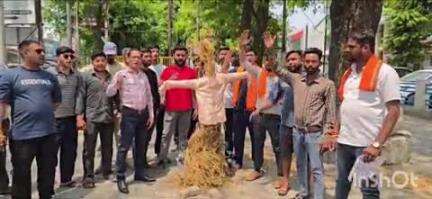 हल्द्वानी: हल्द्वानी के तिकोनिया चौराहे के बुद्ध पार्क में हिंदूवादी संगठनों के कार्यकर्ताओं ने बाबा रामपाल का पूतला फूंका