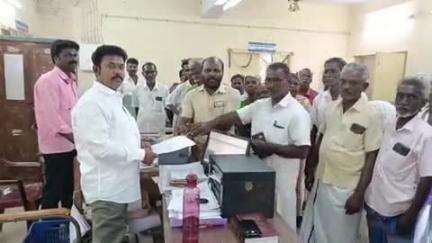 சிதம்பரம்: முகையூர் கிராமத்தில் ரேஷன் கடையில் தரமான அரிசி வழங்க வலியுறுத்தி சிதம்பரத்தில் வட்டாட்சியர் அலுவலகத்தில் சிபிஎம் மனு