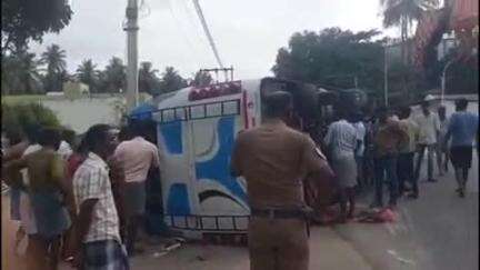 உடுமலைபேட்டை: மலையாண்டிபட்டினம் பகுதியில் மினி பேருந்து கவிழ்ந்து விபத்துக்குள்ளானதில் 18 பேர் காயம் அடைந்தனர்