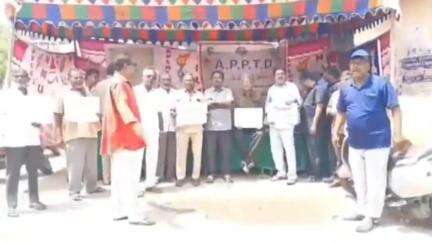 ఎమ్మిగనూరు: ఎమ్మిగనూరులో ఆర్టీసీ డిపో ఎదుట ఆర్టీసీ ఉద్యోగులు రిలే నిరాహార దీక్ష సమస్యలు పరిష్కరించాలంటూ డిమాండ్