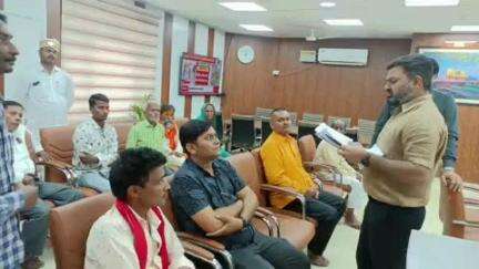 पडरौना: कुशीनगर के नवागत डीएम ने कलेक्ट्रेट कार्यालय में जनसुनवाई के दौरान फरियादियों की समस्याएं सुनीं, दिए तत्काल निस्तारण के निर्देश