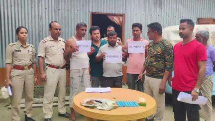 মানকাচৰ: দক্ষিণ শালমাৰাৰ ফকিৰগঞ্জত ড্ৰাগছৰ বিৰুদ্ধে আৰক্ষীৰ অভিযান, জব্দ ড্ৰাগছসহ নগদ ধন