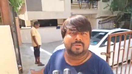 హిమాయత్ నగర్: ఎస్సార్ నగర్ లో ట్రావెల్ యజమాని దౌర్జన్యంగా అక్రమ పార్కింగ్, వాపోయిన స్థానికులు #localissue