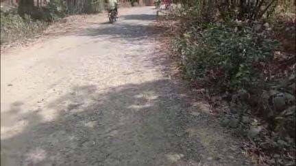 मिल्कीपुर: घोड़वल व लिलहा रसूलपुर से मां कामाख्या भवानी मंदिर को जाने वाली सड़क खराब होने से राहगीरों को हो रही परेशानी #jansamasya