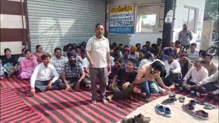 ਰੂਪਨਗਰ: ਨਗਰ ਕੌਂਸਲ ਅਨੰਦਪੁਰ ਸਾਹਿਬ ਦੇ ਈਓ ਵੱਲੋਂ ਮੁਲਾਜ਼ਮ ਨਾਲ ਕੀਤਾ ਗਿਆ ਦੁਰਵਿਵਹਾਰ ਮੁਲਾਜ਼ਮਾ ਨੇ ਲਗਾਇਆ ਦਫਤਰ ਦੇ ਬਾਹਰ ਧਰਨਾ
