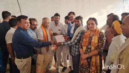 भितरवार: ररुआ में अगलगी की घटना से प्रभावित परिवारों को MLA मोहन सिंह राठौड़ ने उपलब्ध कराई राहत सामग्री