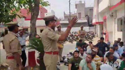 नजीबाबाद: थाना नजीबाबाद प्रांगण में संयुक्त पत्रकार मोर्चा के बैनर तले पुलिस के खिलाफ धरना प्रदर्शन किया गया