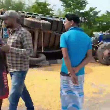 बहादुरगंज: बहादुरगंज थाना क्षेत्र में नबाब जागीर बंगामा के पास ट्रक और ट्रैक्टर की टक्कर, ट्रक चालक गंभीर रूप से घायल