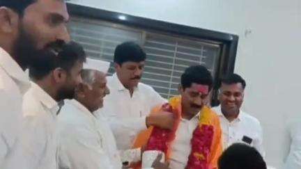 केज: लोकसभेचे खासदार बजरंग सोनवणे यांनी देवगाव येथे सदिच्छा भेट दिली असता ग्रामस्थांच्या वतीने स्वागत करण्यात आले