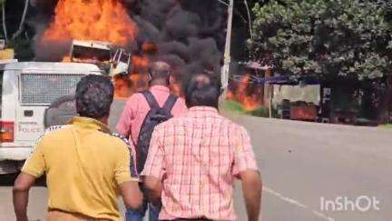 തിരുവല്ല: മനക്കച്ചിറയിൽ ടിപ്പർ ലോറിയും ടോറസ് ലോറിയും കൂട്ടിയിടിച്ച് ടോറസ് കത്തി നശിച്ചു