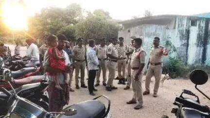 నగరి: వడమాలపేట మండలం పత్తి పుత్తూర్‌లో వాహనాల రికార్డులు తనిఖీ చేసిన పోలీసులు